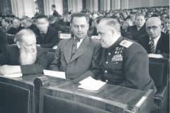 П.И.Бажов и Г.К.Жуков на сессии Верховного Совета. 24 июня 1945 г. Государственный музей обороны Москвы.