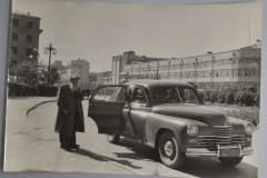 П.П.Бажов около машины 1950 г. Фото Озерский М. Архив Объединенный музей писателей Урала.