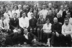 Участники 3-й Окружной краеведческой конференции, 21-24 июня 1928 г., Нижний Тагил. Л. М. Каптерев - второй слева во втором ряду. Слева от него первый директор Нижнетагильского краеведческого музея Александр Николаевич Словцов. Фото архив В. Кашина.