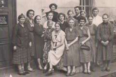 Коллектив краеведческого музея Н Тагила 1957 г. В центре 4 справа директор музея Саматова Анна Акимовна.рядом в белом платье зав. библиотекой музея Боташева Елизавета Васильевна, вторая слева Гуськова Татьяна Константиновна.  Архив Валентина Лупашко(Свинкина)
