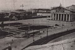 Нижний Тагил. Снято с дома № 40 по ул Ленина. Сам дом и памятник Черепановым ровесники, встали на площади в 1956 году.
