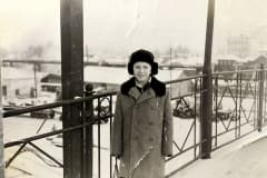Нижний Тагил, Фото Евгений ВАЧАЕВ Горбатый мост  Где - то 1963 -1964 год. Куйбышев завод ещё во всю работает. Вид в сторону улицы Папанина. Я на станцию пошёл "Кедун - Быково" или наоборот приехал из Черноисточинска от бабушки и возвращаюсь домой.
