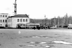 Тагил. Театральная площадь 1961-1962 гг. На переднем плане - поликлиника и баня.