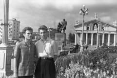Нижний Тагил, в 1960-х годах, два парня нарядно одевшись, приехали в центр города пофоткаться. Сейчас бы это назвали - фотосессия. Фотоархив Михаил Люханов.