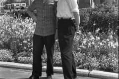 Нижний Тагил, в 1960-х годах, два парня нарядно одевшись, приехали в центр города пофоткаться. Сейчас бы это назвали - фотосессия. Фотоархив Михаил Люханов.
