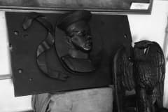 Нижний Тагил. Деталь памятника А.Н. Карамзину. Вид барельефа с портретом. Н. Тагильский краеведческий музей. Фото 1958 г.