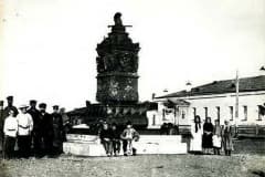 Тагильский завод. Памятник А. Н. Карамзину был сооружён в 1855 году по проекту А. Г. Белова. Стоял на ул. Салдинской (пр. Ленина.) рядом с  заводским госпиталем. Был снесён в 1930-е годы.