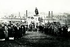 Похороны П. П. Демидова в Нижнетагильском заводе фото 1885 г.Похоронная процессия у памятника Н.Н. Демидову. Фото 1885 год.
