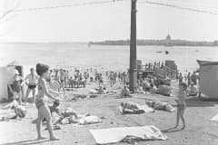 Нижний Тагил. Городской пляж. Фото архив Евгений Шалгин. 1971-1973 год.