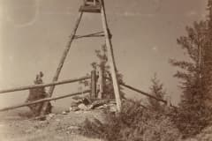 Чугунный столб на вершине г. Высокая (Магнит). Фото С. М. Прокудин-Горский 1909 год.