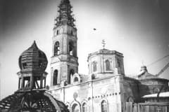 Нижний Тагил, В первой половине 1993 г. в Свято-Троицком храме были проведены работы по демонтажу старых куполов – центрального купола и купола на колокольне, находившихся к тому времени в аварийном состоянии.