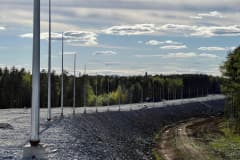 Строительство моста через Нижнетагильский пруд, 31.05.2022. г. Опоры освещения перед мостом со стороны Свердловского шоссе.