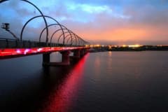 Строительство моста через Нижнетагильский пруд, 9.06.2022 г.  Монтаж подсветки.