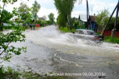 Июнь 2013 г  Наводнения в Нижнем Тагиле не ожидал никто. Это самое начало улицы Заречной. Фото Валентина Ельцова -Андреева.