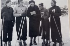 На старте лыжных гонок. 1944 г. Фото из альбома по истории развития лыжного спорта в Н. Тагиле с 1926 года. Архив "Нижнетагильский музей-заповедник "Горнозаводской Урал"