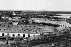 Вид Черноисточинского завода. Конец XIX века. Первое железо завод выдал в 1726 году, а полностью строительство железоделательного завода завершилось весной 1729-года.