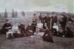 Поселок Висим, Михаил Григорьевич (стоит крайний справа )  На лесном чаепитии возле Лигуза 1880 е годы 19 век. Архив Михаил Петров.