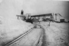 Нижний Тагил. На поверхности шахты "Капитальная", рудоподъемник, копер, выгрузка руды. Фото начала 1950 годов.