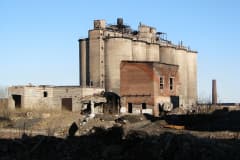 Нижний Тагил, 19 апреля 1953 года, запущен цементный завод. Был закрыт, зарезан и разграблен, активно проработав 43 года, в апреле 1996 году. Всё что осталось от цементного завода. Фото автора NASKEL октябрь 2012 год.