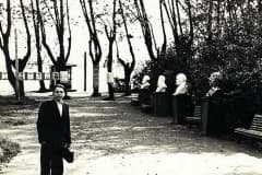 Нижний Тагил. Городской парк назван именем писателя Бондина 1 апреля 1947 г. В этот же день и школа № 6 переименована его именем и улица Берёзовая.