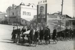 Нижний Тагил. Начало 1950-х г. Перекрёсток ул. Ленина и ул. Огаркова идут в сторону ул. Карла Маркса. Одни девчонки. Наверное женская школа. Раньше девочки и мальчики отдельно учились.