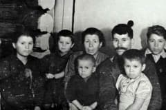 Демобилизованный военнослужащий в кругу своей семьи. Нижний Тагил, 1943-1944 гг. Архив ГАСО.