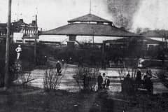 Фото 1940-х гг. Здание Нижнетагильского цирка на месте кукольного театра. Открыли цирк 1 июня 1931 г. Снесли в 1953 году.