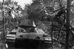 Танк Т-34 на испытаниях преодоление лесного участка. Машина произведена на Харьковском заводе №183 1940 год.