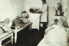 Нижний Тагил. В процедурном кабинете военного госпиталя № 2551. Фото с сайта музея школы № 18. http://xn--18-6kclvec3aj7p.xn--p1ai/page/2