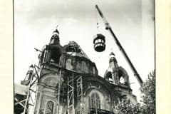 Подняли купол 21 июля 1991 года. Люди в это время внутри молились.