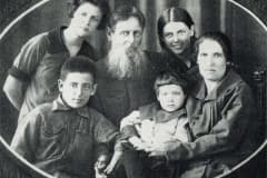 Павел Петрович Бажов вместе с женой и детьми.