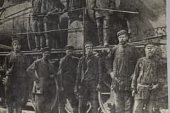 А.Бондин в группе рабочих у паровоза в г.Вятка (слева третий). 1908 г. Архив "Объединенный музей писателей Урала"