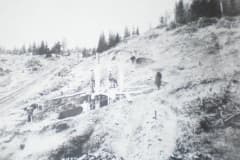 Постройка узкоколейной железной дороги  Производство строительных работ на косогоре. 1890-е годы.