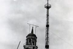 Нижний Тагил. Мачту телерадиотранслятора установили в 1956 году. Простояла она на горе Лисья до 1962 года.