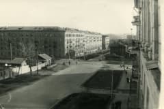 Нижний Тагил. Перекресток улицы Октябрьской революции и проспекта Строителей, 1961 год. На перекрёстке видно деревянное двухэтажное строение - вечерняя школа.