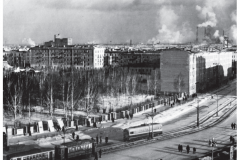 Нижний Тагил, Дома улиц Вязовская № 3 и Ленина № 40, были сданы в 1956 году. Снимок со здания драм театра.