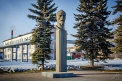 5 ноября 1967 года к 50 летнему юбилею Великой Октябрьской социалистической революции на пр. Вагоностроителей, у транспортной проходной УВЗ, открыт памятник Феликсу Эдмундовичу Дзержинскому. Скульпторы Полев Василий Дмитриевич, Клещевников Юрий Петрович.