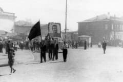 Нижний Тагил. Начало 1950-х г. Демонстранты поворачивают с ул. Ленина на ул. Огаркова в сторону ул. Карла Маркса.
