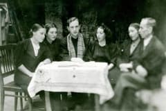 Знаменитая хоровая капелла УВЗ организована в июле 1942 года. В 1946 г. все участники капеллы были награждены медалями «За доблестный труд в Великой Отечественной войне 1941-1945 гг.». Архив ГАСО.