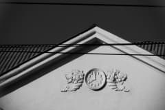 По декоративному украшению фронтона здания школы №71 изображены часы и рога изобилия которые символизируют начало к новой жизни, через знания.