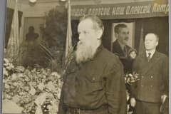 П.П.Бажов у гроба А.П.Бондина 1939 г. Архив Объединенный музей писателей Урала.
