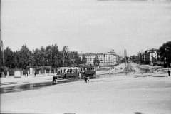 Нижний Тагил. За спиной у фотографа -драмтеатр. Видно начало строительства дома № 40, по ул Ленина. Дом был сдан в 1956 г.