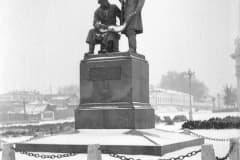 Нижний Тагил. 4 ноября 1956 года открыт памятник Черепановым.