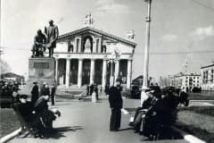 4-Teatralnaja-ploshhad.-1957-g.-Kollekcija-Nizhnetagilskogo-muzeja-zapovednika-kopija