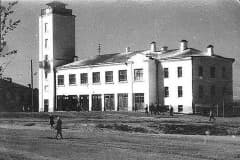 Нижний Тагил, пожарная  каланча в центре города в 1950-х г.  13 августа 1921 год. Принято решение об открытии при станции Нижний Тагил отделения пожарного депо.