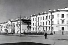 Тагил. 16 октября 1951 год. Вновь выстроенной улице, на месте бывшей улицы МОПРа, присвоено наименование улицы Мира.