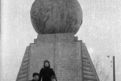 Нижний Тагил. Памятник В.И. Ленину. Фото из сети. Любили около него фотографироваться.