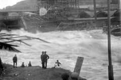 Тагил. 16 июля 1927 году началось самое большое наводнение в истории города. Восстановили плотину после него и открыли её с митингом только 1 мая 1928 года. Фото Нижнетагильского музея-заповедника «Горнозаводской Урал».