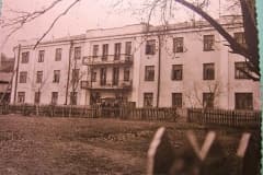 Тагил. В 1930-х г Построен первый трехэтажный дом у подножия Лисьей горы. По ул. Береговая- Ударная № 9. Дом снесён.