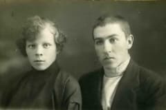 А. и Ф. Шепелевы, организаторы первого пионерклуба в Тагиле, 1925 г. Фото из коллекции музея ГДДЮТ.